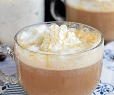 Jak zrobić kawę latte z karmelem