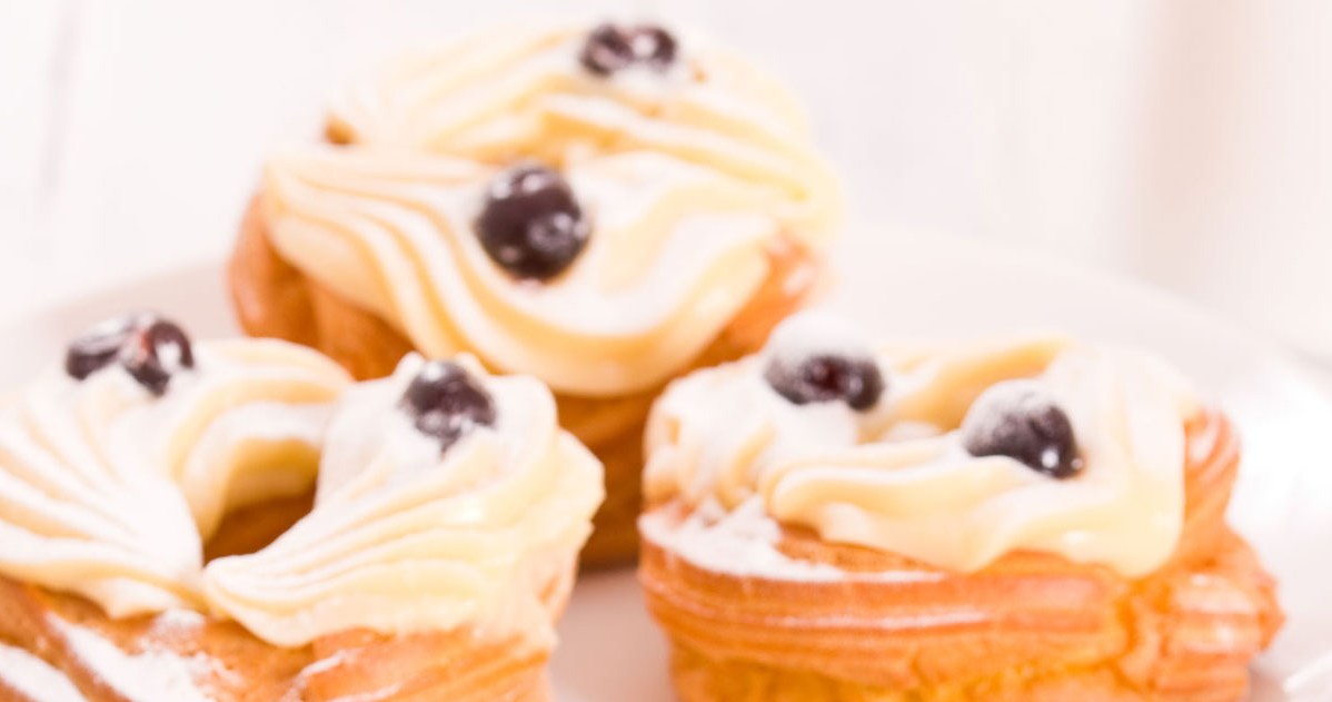 Jak zrobić lżejszą wersję tradycyjnych pączków? /123RF/PICSEL