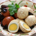 Jak zrobić marmurkowy wzór na jajkach? Potrzebna jest herbata