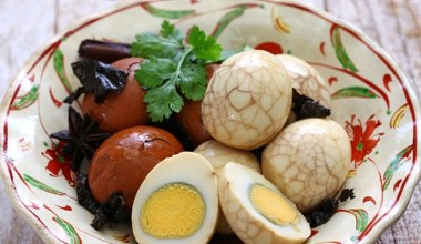 Jak zrobić marmurkowy wzór na jajkach? Potrzebna jest herbata