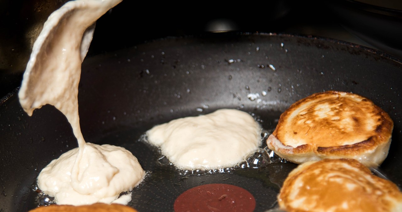 Jak zrobić miękkie i puszyste racuchy nieociekające tłuszczem? /123RF/Picsel, 123RF/Picsel /Pixel