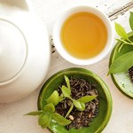 Jak zrobić napój z zielonej herbaty, mięty i pomarańczy na odchudzanie?