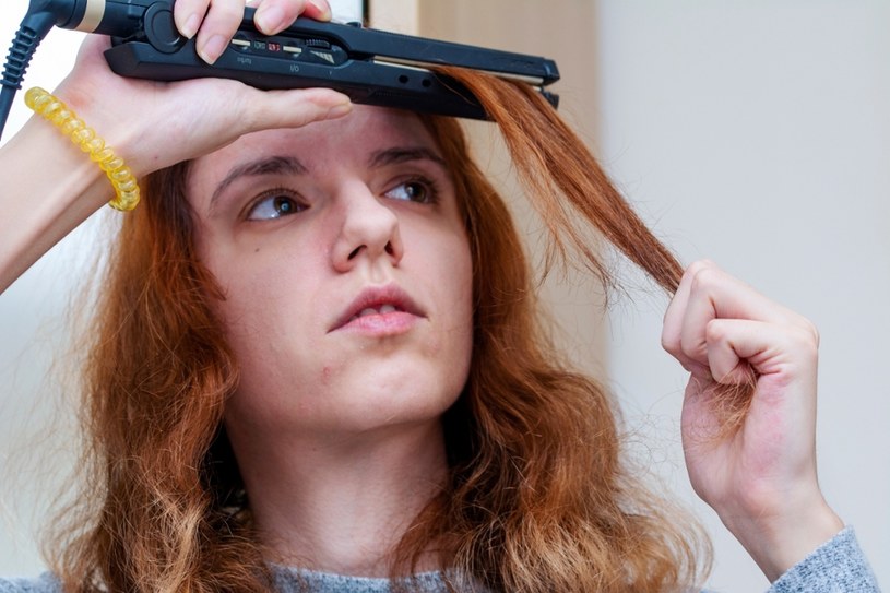 Jak zrobić naturalne fale na włosach krótkich i długich. Poznaj trzy sposoby 