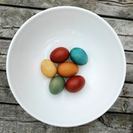 Jak zrobić naturalnie barwione jajka wielkanocne?