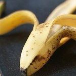 Jak zrobić nawóz do kwiatów doniczkowych z banana?