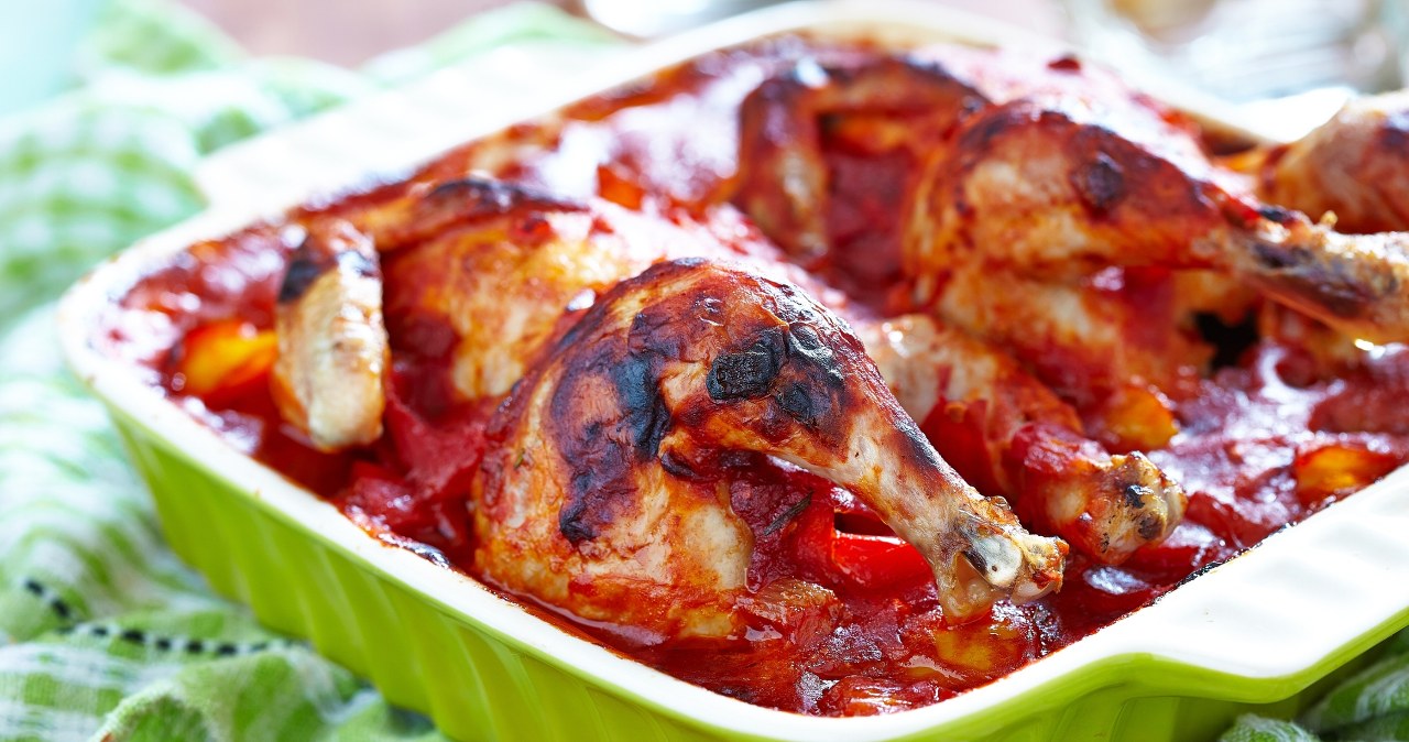 Jak zrobić pieczonego kurczaka w papryce? Przepis nie jest trudny. /shashkina /123RF/PICSEL