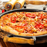 Jak zrobić pizzę z patelni? Pomysł na szybki i smaczny obiad