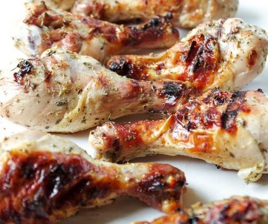 Jak zrobić podudzia kurczaka marynowane w maślance na grilla?