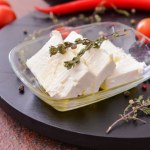 Jak zrobić prawdziwą grecką fetę? Domowy sposób na idealnie kruchy i słony ser