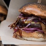 burgery Jak zrobić soczyste burgery na grilla? Sekret mielonego mięsa i idealnego stopnia wysmażenia