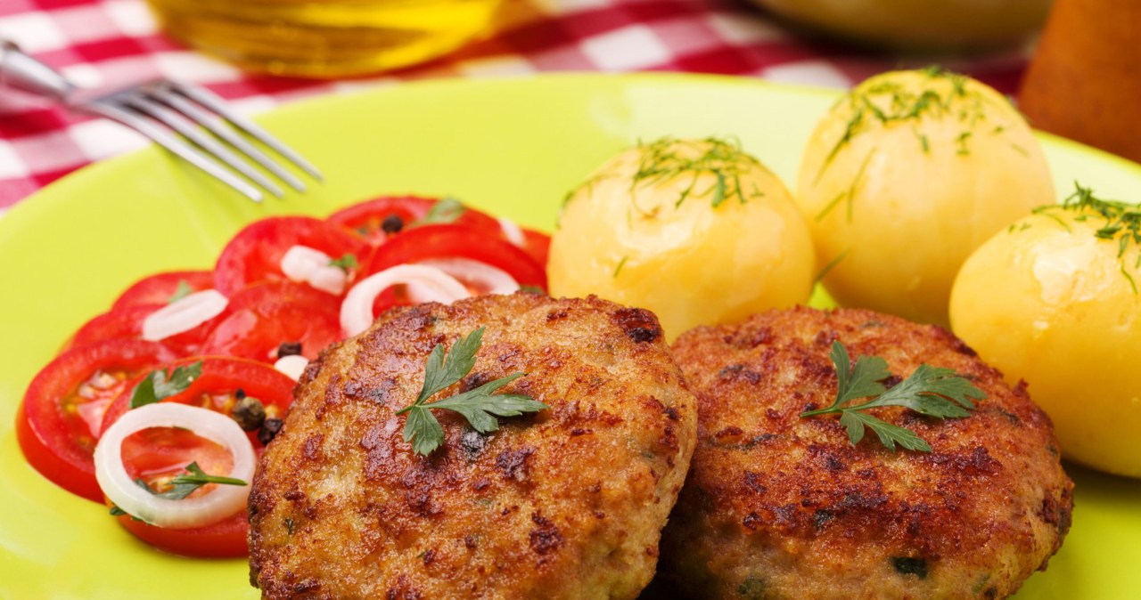 Jak zrobić soczyste kotlety mielone? Dodaj do nich nietypowy składnik /gkrphoto /123RF/PICSEL