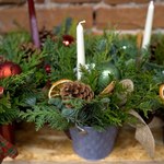Jak zrobić stroik świąteczny? Florysta radzi