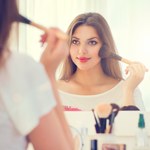 Jak zrobić szybki i przyciągający makijaż na Wielkanoc? Poznaj wiosenne trendy 2023