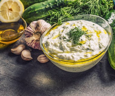Jak zrobić tzatziki? Dlaczego warto włączyć grecki sos do diety?