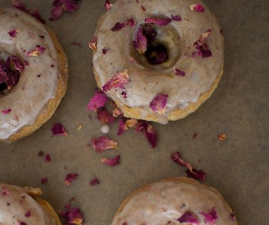 Jak zrobić wegańskie, pieczone pączki z wodą różaną?