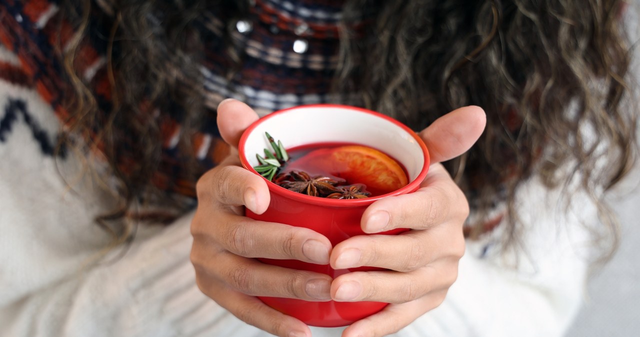 Jak zrobić zimową herbatę? Sprawdź przepis na rozgrzewający napar. /123RF/Picsel, 123RF/Picsel /Pixel