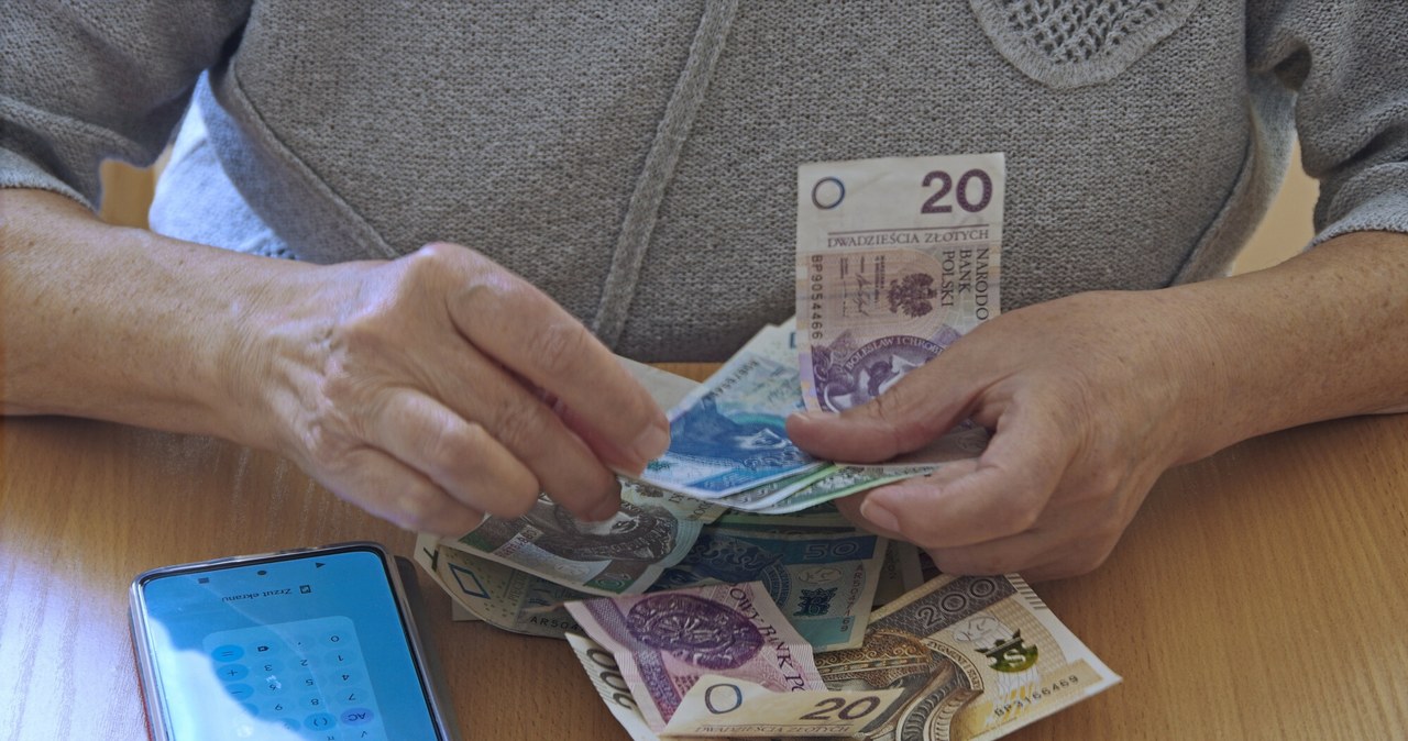 Jak ZUS liczy emeryturę? /Marek Bazak /East News