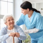 Jak zwiększyć bezpieczeństwo seniora? Podpowiedzi ekspertów