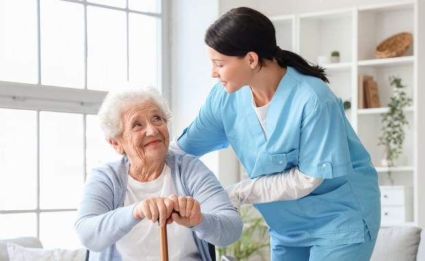 Jak zwiększyć bezpieczeństwo seniora? Podpowiedzi ekspertów