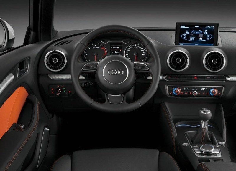 Jak zwykle w Audi -  tworzywa sztuczne i wykończenie - świetne. Jeśli komuś ciemne wnętrze wyda się ponure, będzie mógł zamówić pomarańczowe, beżowe lub brązowe wstawki. Obok dźwigni zmiany biegów umieszczono wygodne pokrętło sterowania systemem MMI. /Audi