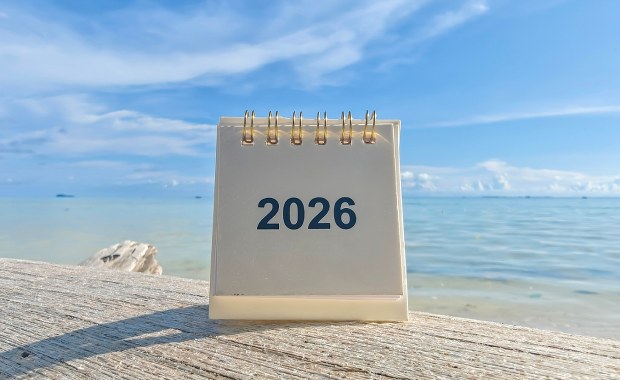 Jak zyskać 3 tygodnie odpoczynku, wykorzystując tylko połowę urlopu? Sprytne planowanie w 2026!