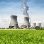 Jaka decyzja o budowie elektrowni atomowej byłaby korzystna?
