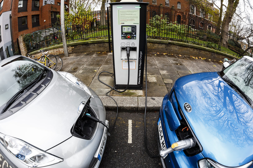 Jaka dopłata skłoniłaby cię do zakupu auta elektrycznego? /Getty Images