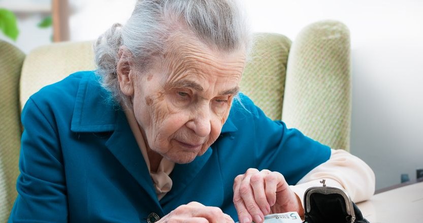 Jaką emeryturę otrzymamy, jeśli pracowaliśmy za najniższą krajową? /123RF/PICSEL