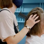 Jaka farba najdłużej utrzymuje się w przypadku siwych włosów? Fryzjerka jasno wskazuje jeden kolor