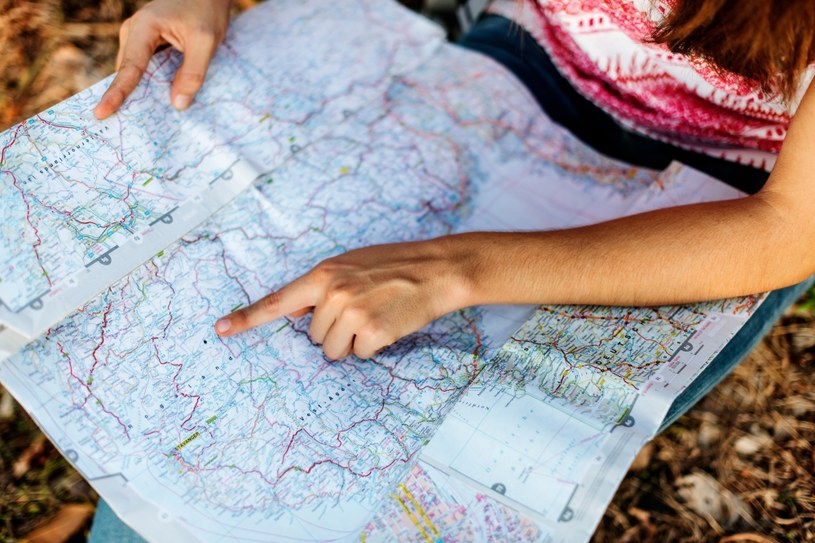 Jaką mapę wybrać na wakacyjny wyjazd? /123RF/PICSEL