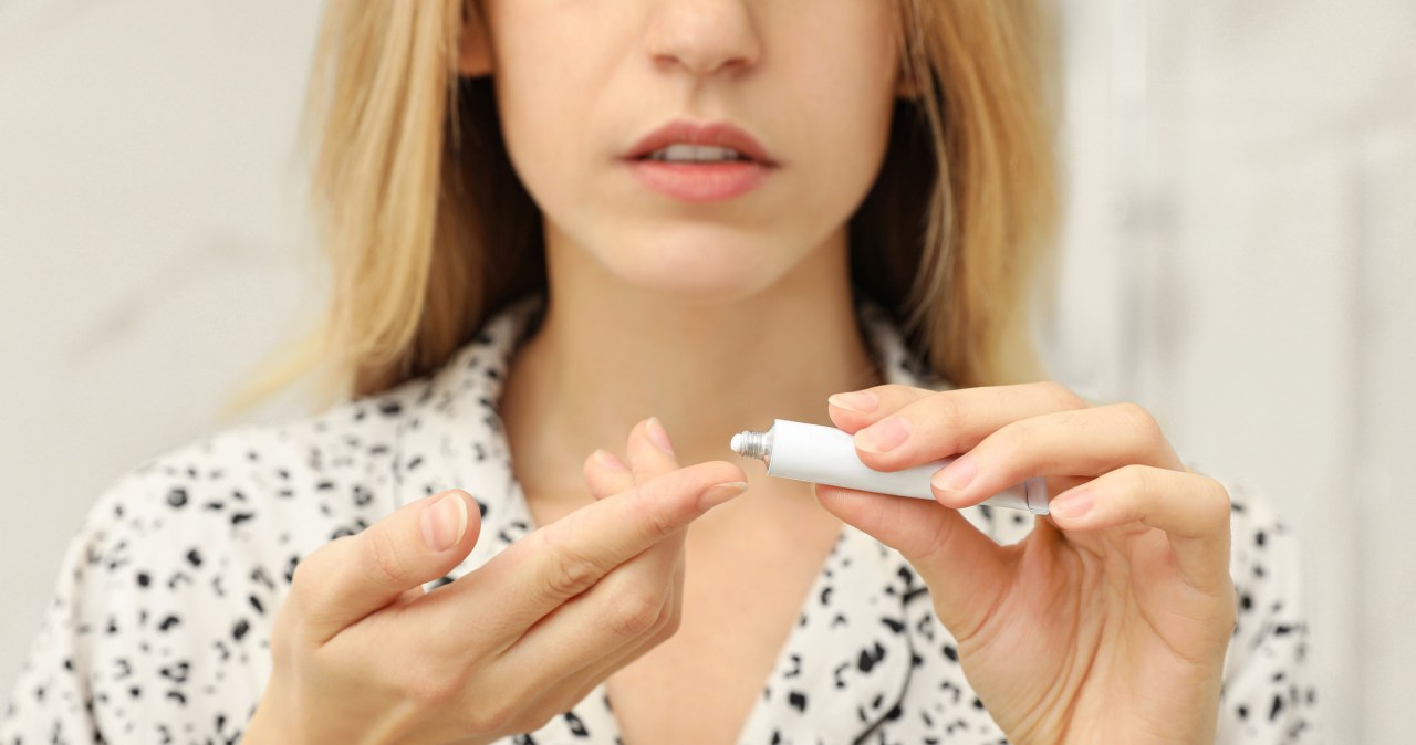 Jaką maść stosować, by skóra stała się jędrna i gładka? /123RF/PICSEL