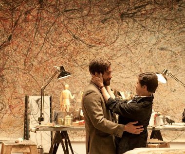 Jake Gyllenhaal i Isabella Rossellini w scenie z filmu "Wróg"