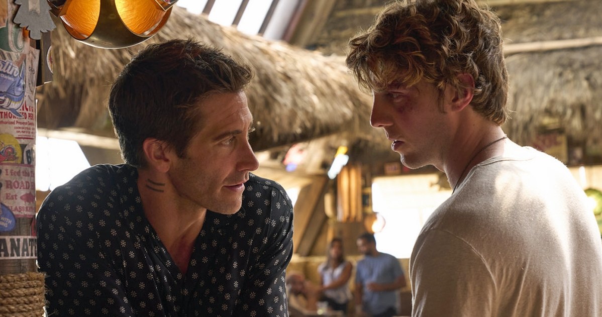 Jake Gyllenhaal i Lukas Gage w scenie z filmu "Road House" /materiały prasowe