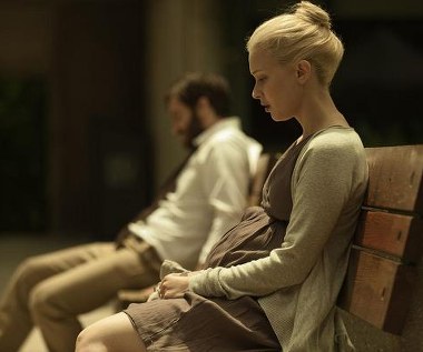 Jake Gyllenhaal i Sarah Gadon w scenie z filmu "Wróg"