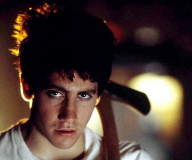 Jake Gyllenhaal pochodzi z wybitnie artystycznej rodziny. Jego matka - Noami Foner - jest scenarzystką. Ojciec Stephen Gyllenhaal jest dosyć znanym reżyserem, kręcącym głównie odcinki seriali telewizyjnych. Natomiast jego starsza siostra, Maggie, również trudni się aktorstwem; znana jest z takich filmów jak "Uczciwa kobieta" czy "Mroczny rycerz". Sam Jake zaczął swoją aktorską karierę już jako nastolatek ("Sułtani westernu", "Dosięgnąć kosmosu"), jednak prawdziwe sukcesy przyszły nieco później. 

Przepustką do wielkiej kariery był dla Gyllenhaala udział w filmie "Donnie Darko". Aktor wcielił się w nim w uzdolnionego, bardzo inteligentnego nastolatka z problemami psychicznymi.  