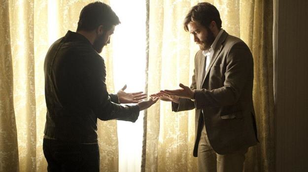 Jake Gyllenhaal (razy dwa) w scenie z filmu "Wróg" /materiały dystrybutora