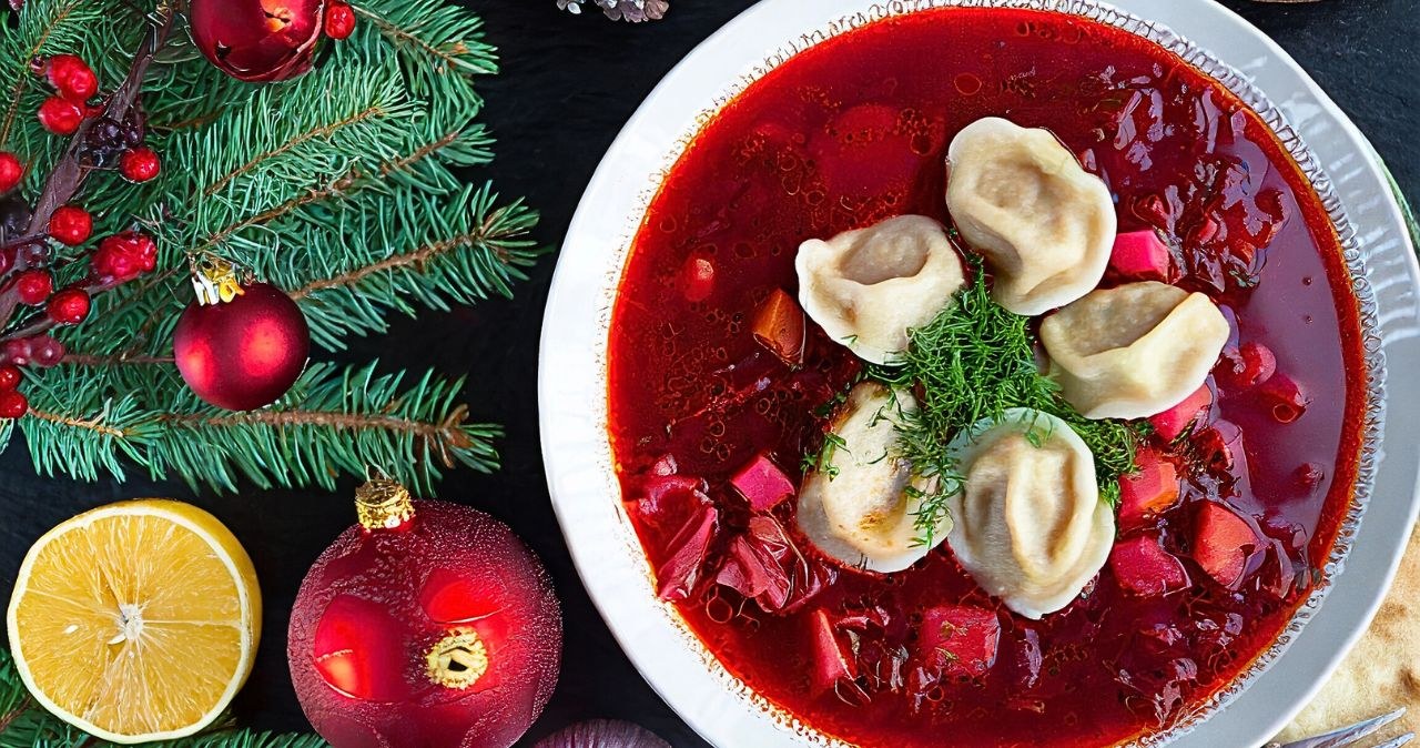 Jaki barszcz czerwony wybrać na święta? Sprawdziliśmy oferty z Dino, Kauflandu, Lidla i Biedronki /Adobe Stock /INTERIA.PL