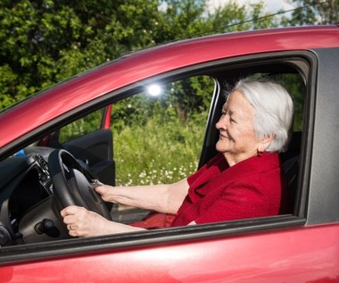 Jaki jest górny limit wieku kierowcy? Zaglądamy do przepisów, a tam pusto