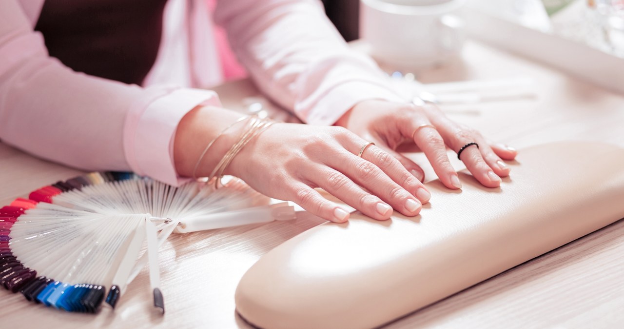 Jaki kolor paznokci będzie modny tej wiosny? Butter yellow nails rządzi w salonach kosmetycznych. /Pixel