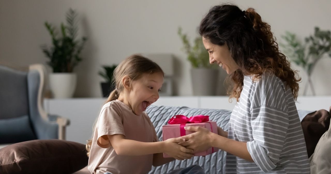 Jaki kupić prezent na Dzień Dziecka? /adobestock /INTERIA.PL