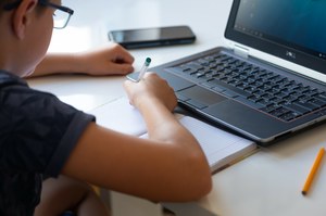 Jaki laptop do nauki? Oto idealny komputer dla ucznia podstawówki i liceum