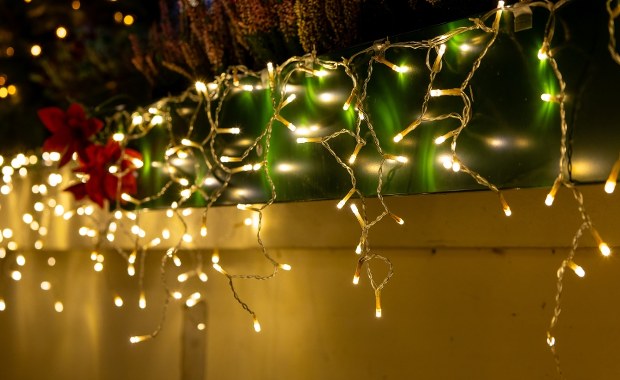 Jaki mandat za lampki świąteczne na balkonie? Przepisy mówią jasno