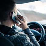 Jaki mandat za rozmowę przez telefon w czasie jazdy? Policjanci nie będą mieć litości