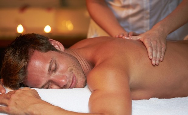 Jaki masaż na ból pleców wybrać? Które rodzaje masażu są najskuteczniejsze przy bólach kręgosłupa?