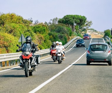 Jaki odstęp należy zachować wyprzedzając motocyklistę?