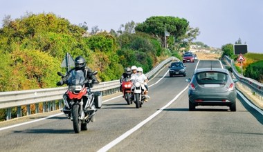 Jaki odstęp należy zachować wyprzedzając motocyklistę?