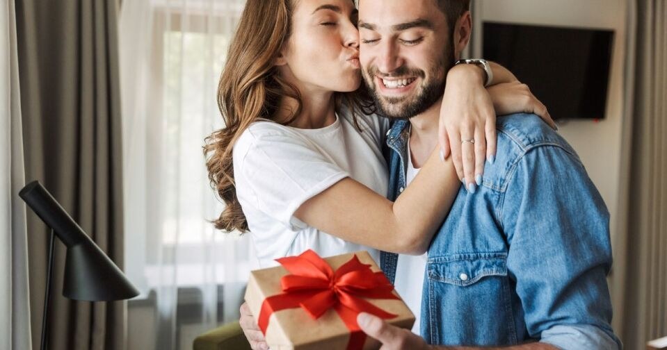 Jaki prezent kupić na Dzień Chłopaka? /adobestock /INTERIA.PL