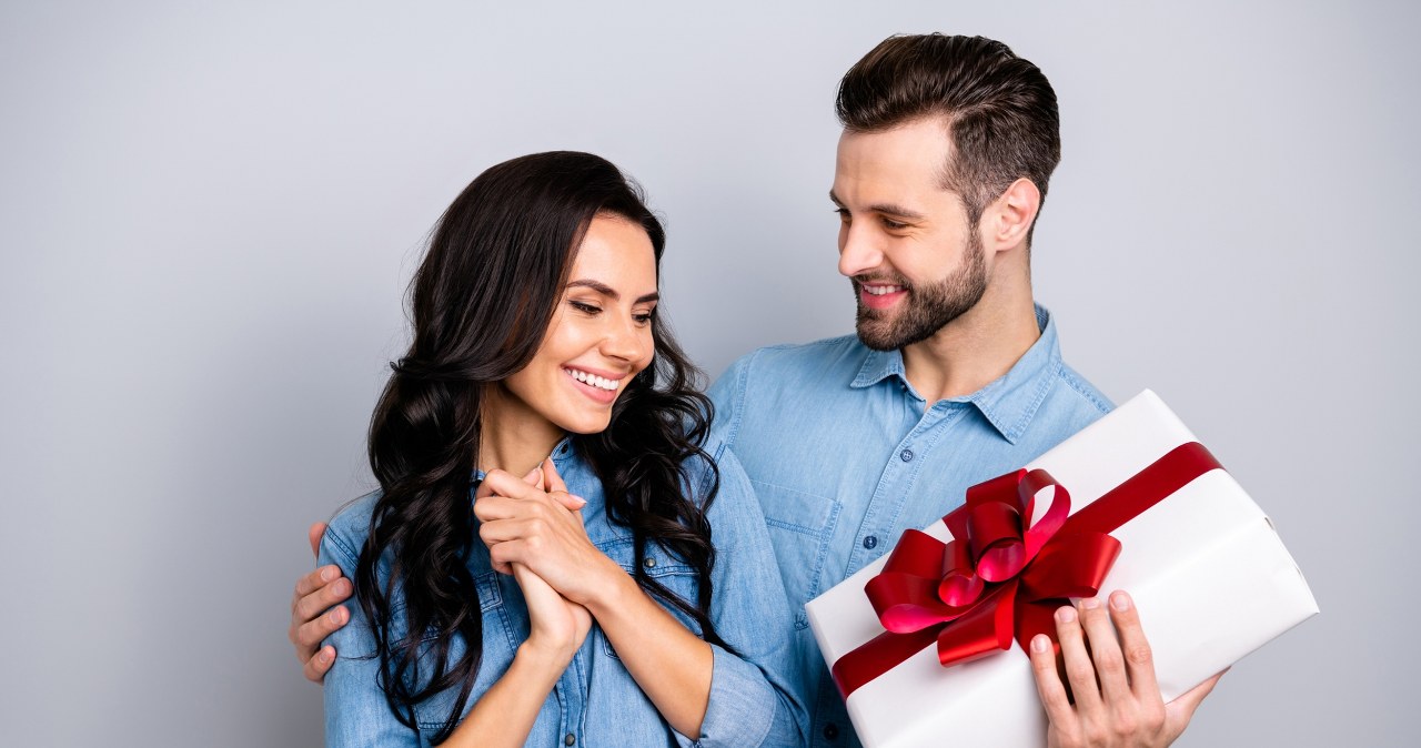 Jaki prezent kupić na Dzień Kobiet? Zdradzi to znak zodiaku. /Pixel