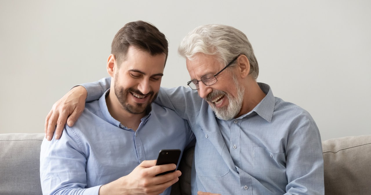 Jaki smartfon dla seniora wybrać? Na co zwrócić uwagę? /123RF/PICSEL