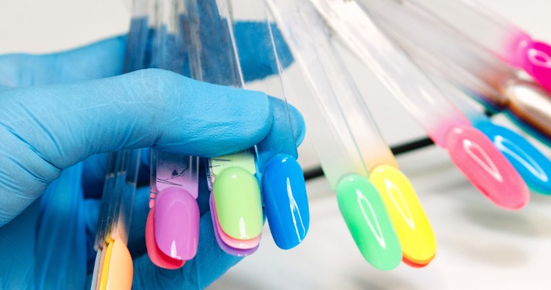 Jaki świąteczny manicure wybrać poza czerwienią? Jest kilka modnych trendów, na które warto postawić pod koniec 2025 roku /Pixel